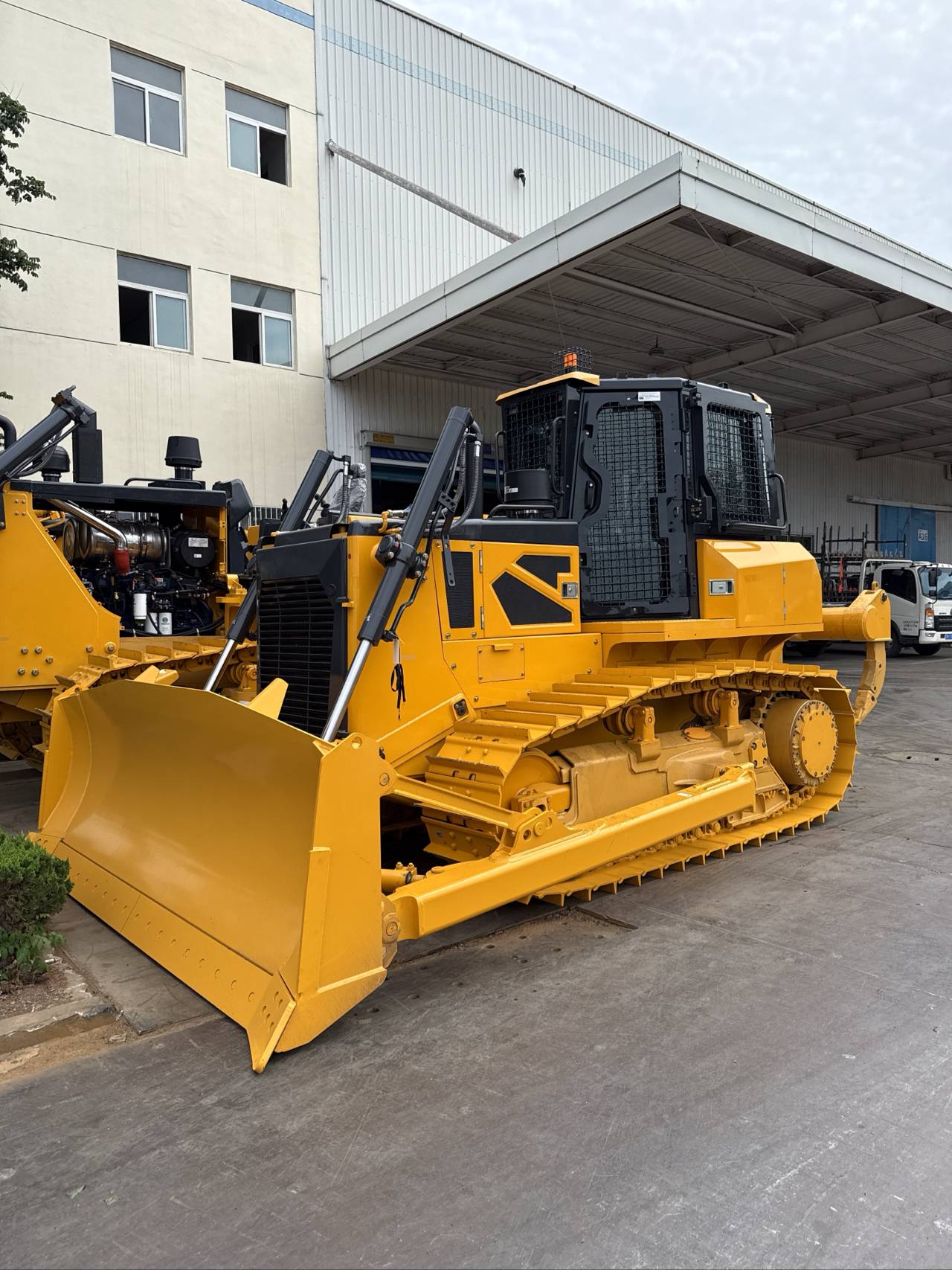 The BSC company's solvent-free polysiloxane coating system helps bulldozer manufacturers solve the problem of corrosion in coastal areas.